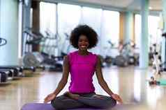 非洲美国女人锻炼瑜伽健身房