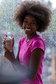 肖像年轻的非洲式发型美国女人健身房