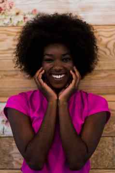 肖像非洲式发型美国女人