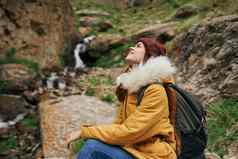 女人徒步旅行者背包山旅行冒险自由