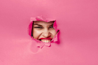 快乐的女人海报洞粉红色的背景红色的嘴唇