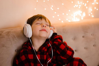 男孩耳机说谎沙发生活方式男孩听音乐