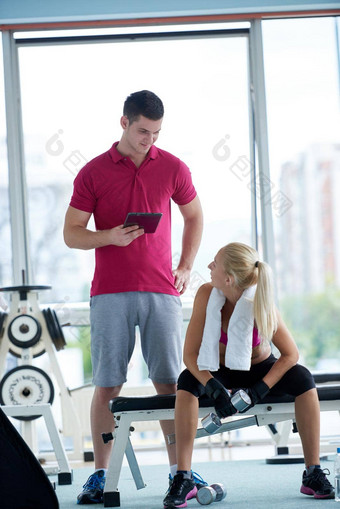 年轻的运动女人教练锻炼权重提升