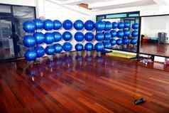 健身工作室蓝色的普拉提球