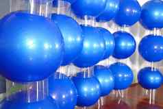健身工作室蓝色的普拉提球