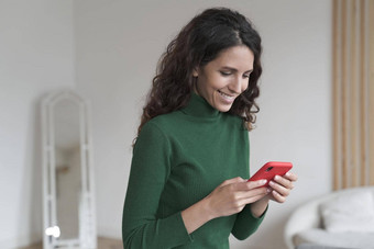 年轻的快乐西班牙语女人移动电话聊天朋友发短信短信智能手机