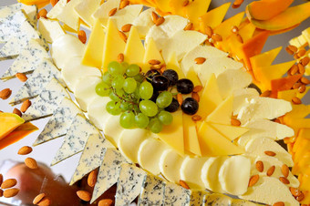 食物新鲜的健康素食者吃奶酪葡萄水果