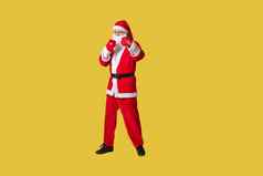 圣诞老人老人黄色的时尚的脂肪假期孤立的高级男人。西装人时尚快乐的微笑拳击手套