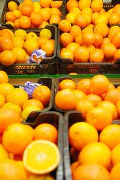 新鲜的橙子超市