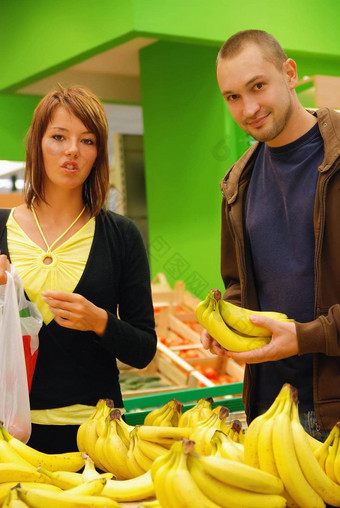 快乐夫妇购买香蕉