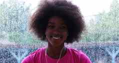 肖像年轻的非洲式发型美国女人健身房
