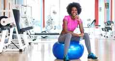 肖像年轻的非洲式发型美国女人健身房锻炼打破