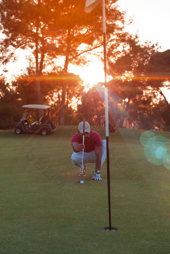 高尔夫球球员的目标完美的拍摄美丽的日落