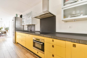 漂亮的厨房黄色的厨房单位挂橱柜