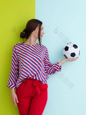 肖像年轻的欧洲女人持有<strong>足球</strong>球棕榈