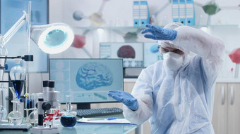 科学家微生物学家医生穿虚拟现实谷歌人工情报实验