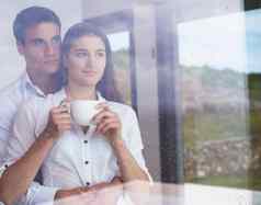 放松年轻的夫妇喝早....咖啡