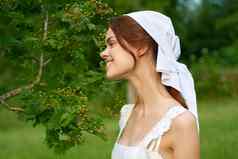 女人白色衣服农村村自然生态