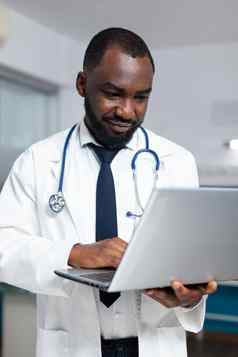 非洲美国医生医生打字医疗专业知识移动PC