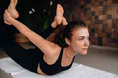 年轻的女人黑色的衣服瑜伽现代健身房概念健康