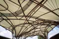 模式钢框架伞下面细节白色布屋顶