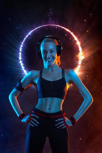 强大的运动适合女人黑色的霓虹灯灯背景穿运动服装健身体育运动动机