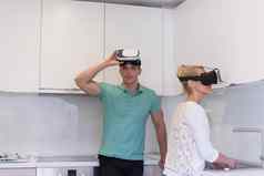 年轻的夫妇虚拟现实头戴式耳机眼镜虚拟现实