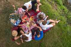 前视图集团朋友享受野餐时间