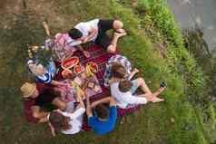 前视图集团朋友享受野餐时间