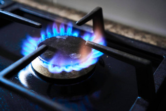 厨房炉子燃烧器推动可燃便宜的低质量自然气体合成气丙烷丁烷红色的火焰可怜的气体滚刀生产温室气体排放浪费自然资源