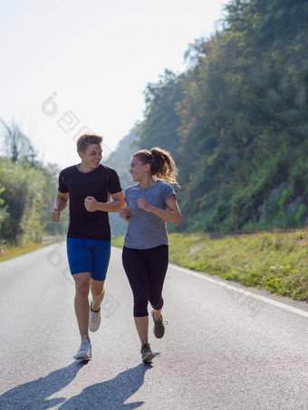 年轻的夫妇慢跑国家路