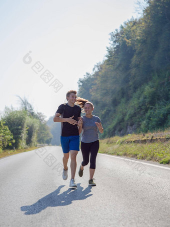 年轻的夫妇慢跑国家路