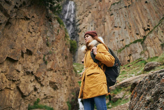 女人徒步旅行者背包山旅行冒险自由