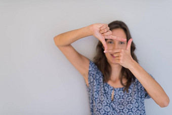 女人显示框架手手势