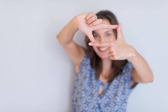 女人显示框架手手势