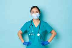 科维德社会距离冠状病毒流感大流行概念快乐的微笑亚洲女医生护士实习医生风云医疗面具手套站确定光蓝色的背景