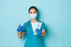 科维德社会距离冠状病毒流感大流行概念专业医疗工人女医生诊所指出医疗面具站光蓝色的背景