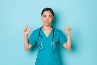 科维德社会距离冠状病毒流感大流行概念持怀疑态度怀疑年轻的亚洲女医生专业医生护士<strong>实习</strong>医生风云指出手指光蓝色的背景