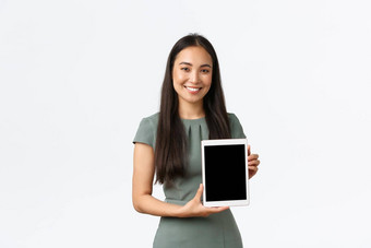 微笑快乐的亚洲女人开放时尚商店在线显示数字平板电脑屏幕很高兴骄傲表达式介绍应用程序推荐点击链接白色背景