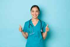 科维德社会距离冠状病毒流感大流行概念乐观支持亚洲女医生护士鼓励竖起大拇指批准微笑穿实习医生风云