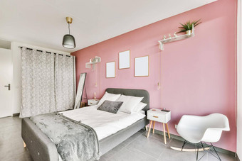 惊人的卧室粉红色的墙绘画