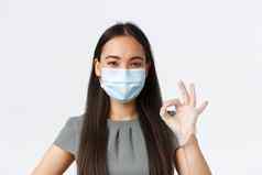 小业务主人科维德防止病毒措施概念特写镜头年轻的亚洲女商人医疗面具手套保证安全交付联系包显示手势