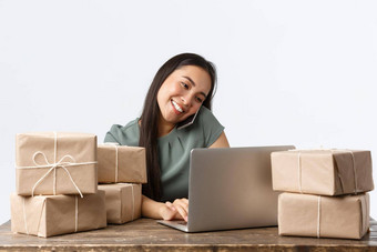 小业务主人启动电子商务概念微笑友好的亚洲女商人在线商店客户端电话检查信息产品移动PC包装盒子订单