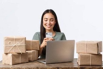 小业务主人启动电子商务概念微笑女商人采取照片在线商店配置文件管理互联网商店移动PC包装订单盒子智能手机