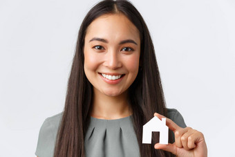 保险贷款真正的房地产家庭概念特写镜头快乐微笑漂亮的亚洲女人显示小微型首页持有纸房子销售租公寓白色背景