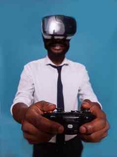 焦点玩家手持有游戏控制台控制器穿虚拟现实护目镜