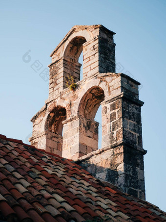 贝尔塔红色的平铺的屋顶教堂蓝色的天空细节石头教堂小镇布德瓦黑山共和国地中海体系结构风格