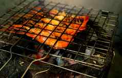烤虾木炭烧烤巨大的淡水虾烧烤燃烧的木炭火特写镜头巨大的河虾烹饪烧烤烧烤架烹饪食物聚会，派对泰国食物文化