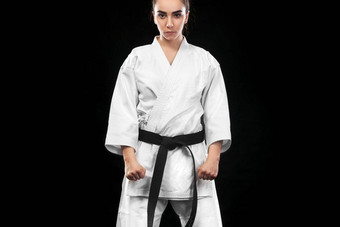 肖像运动空手道跆拳道女人白色和服黑色的带黑暗背景