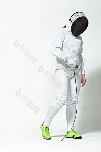 年轻的击剑运动员穿击剑服装面具持有剑孤立的白色背景